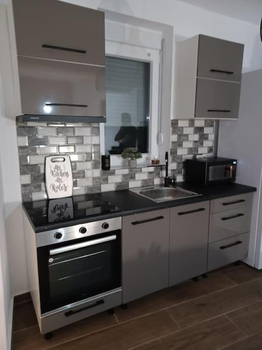 Petite Suite With Backyard. Mytilíni المظهر الخارجي الصورة